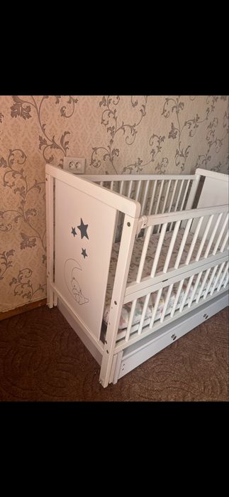 Кроватка і комод