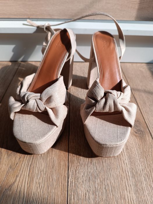 Słomkowe sandały na obcasie