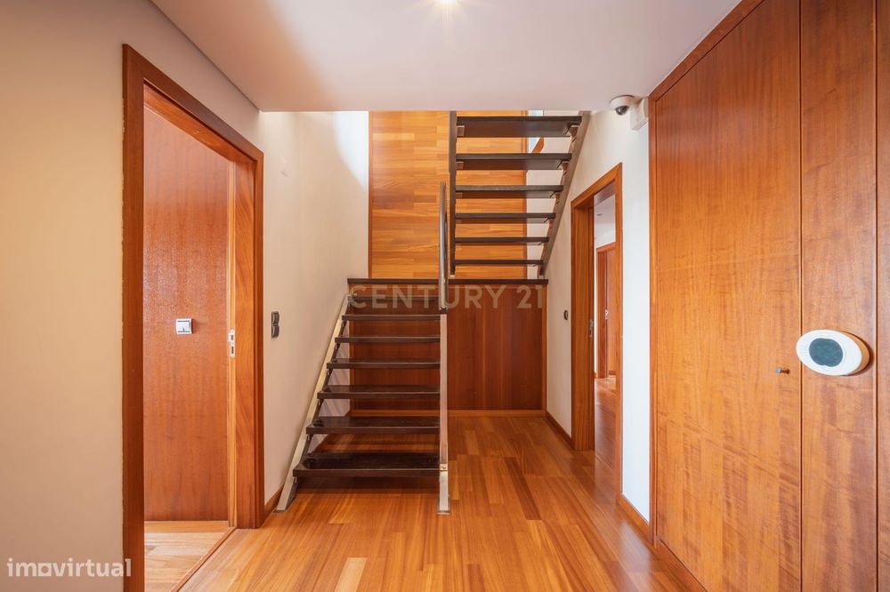 T5+1 Duplex em Linda-a-Velha com 291 m² úteis, 5 estacionamentos e vis