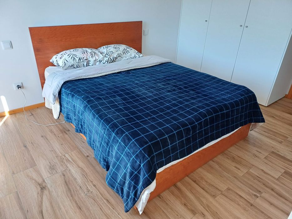 Cama casal, pouco uso ( sem colchão)