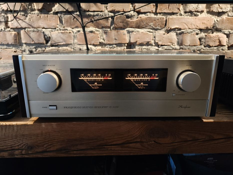 Wzmacniacz Accuphase E305V z pilotem.