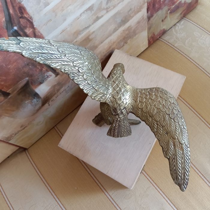 Zabytkowa rzezba,figura Orła na gałęzi z mosiądzu.