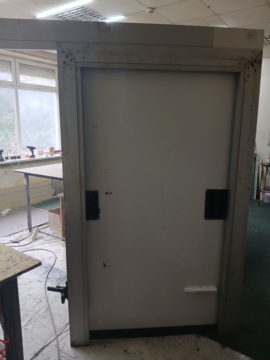 Відкатні двері в холодильну/морозильну камеру