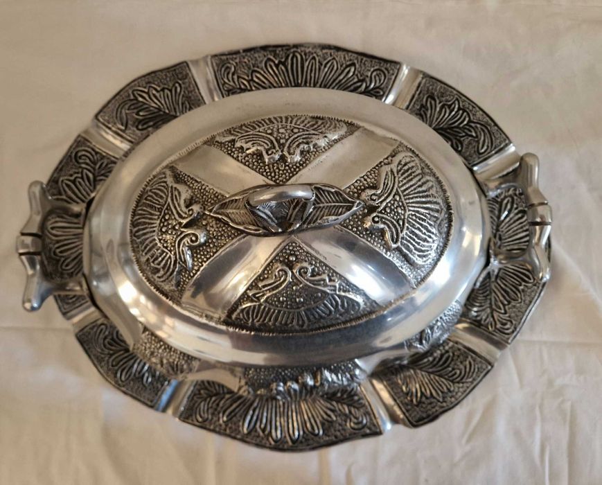 Terrina com travessa.