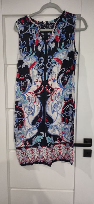 Elegancka letnia sukienka z ozdobnym kółeczkiem