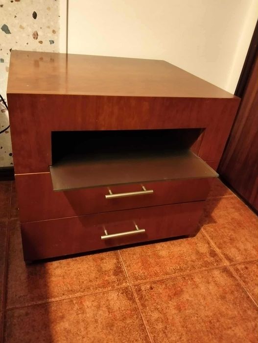 Duas mesas de cabeceira