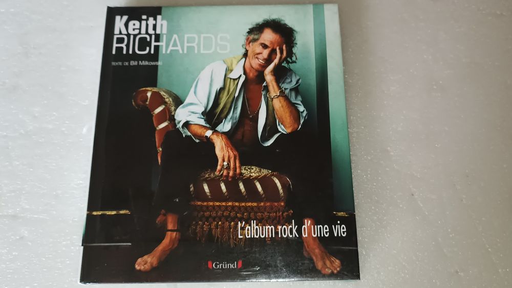 Livro antigo e selado do guitarrista dos rolling stones