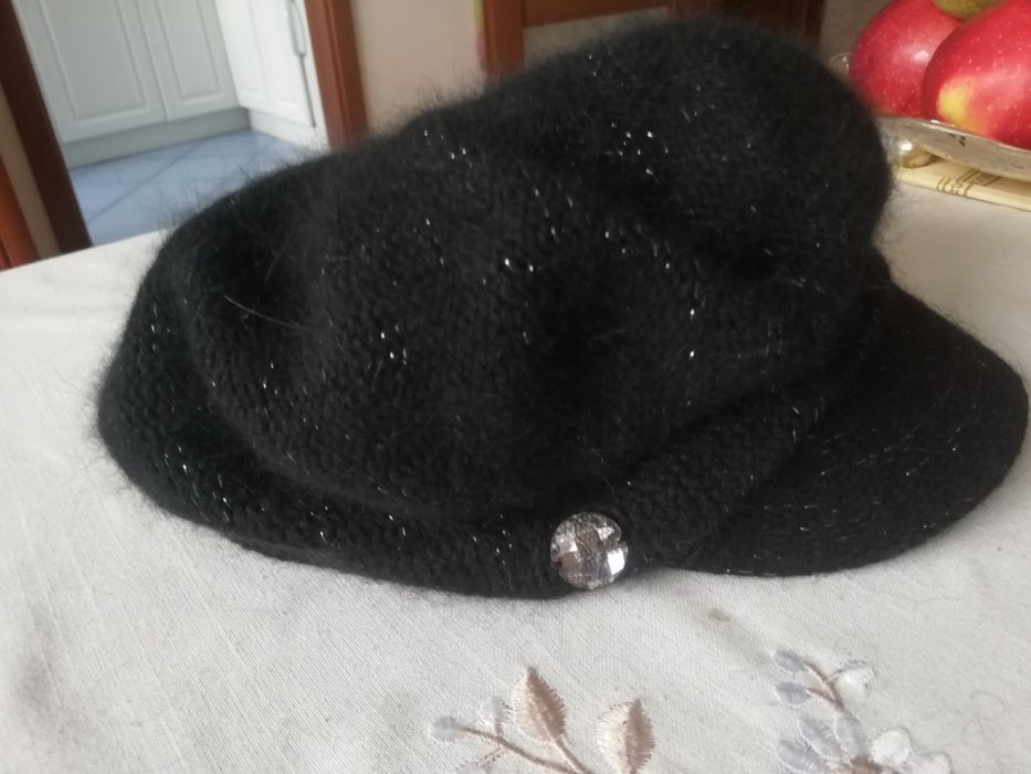 Czapka damska z daszkiem.