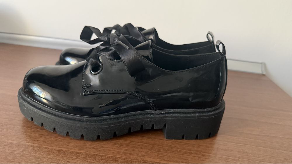 Lakierowane czarne loafersy r.37