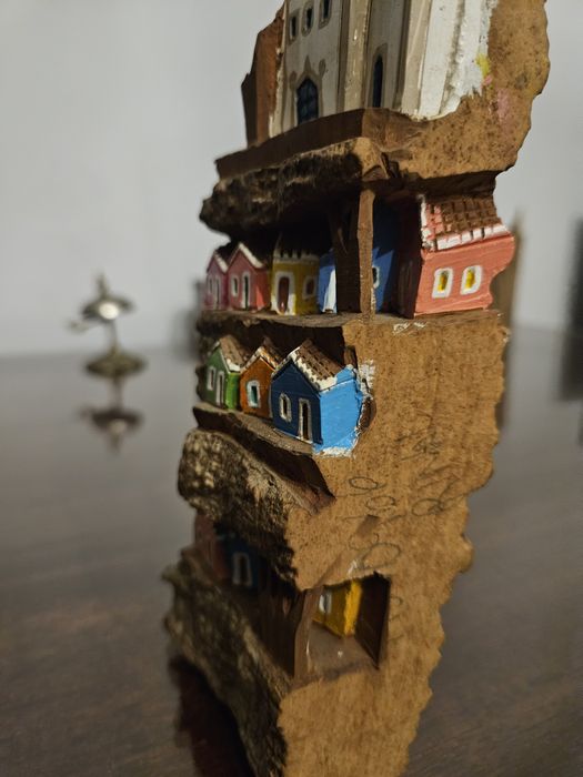 Pequena estatua em casca de árvore