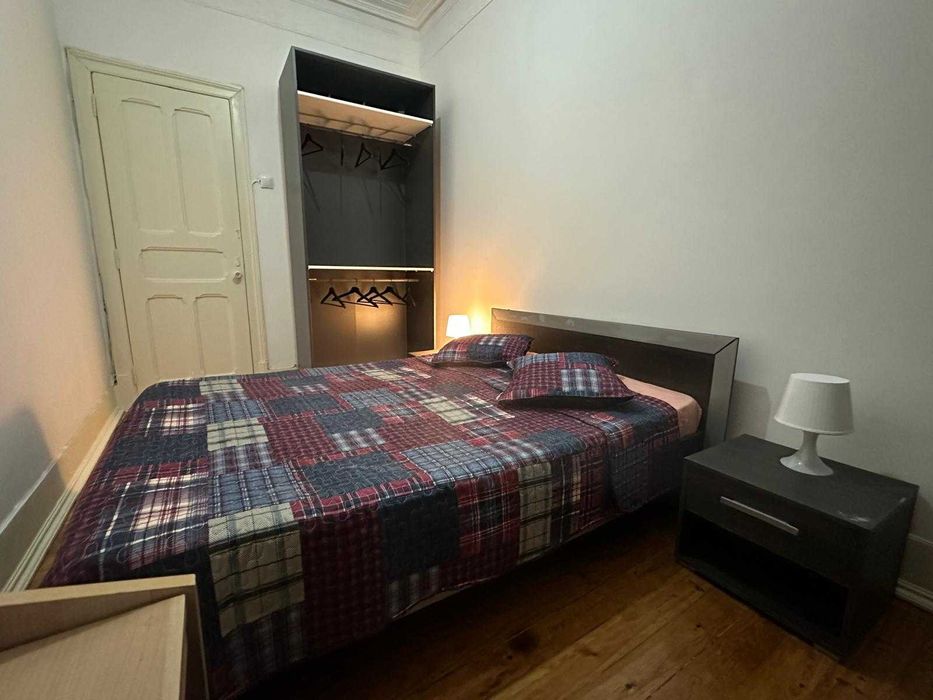 Quartos em excelente localização com despesas inclusas - 600~650 euros - Casais e Solteiros - Próximo ao metro e restaurantes