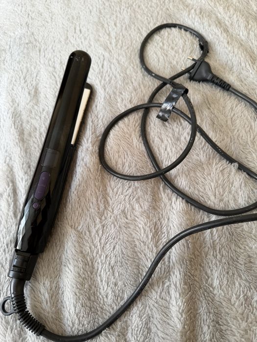 Утюжок для волос Philips.