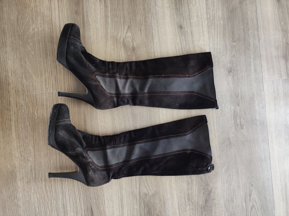 Botas de salto alto em pele