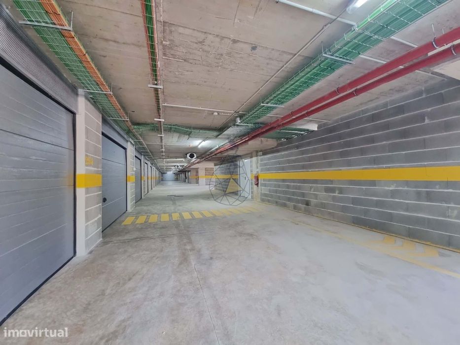Garagens Box à Venda em Portimão — de 16 m² a 28 m², entre a estação d