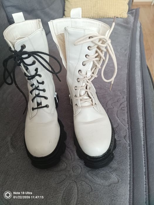 Białe solidne kozaczki 37