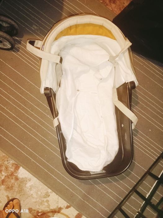 Vendo carrinho de bebe e uma berço de bebe