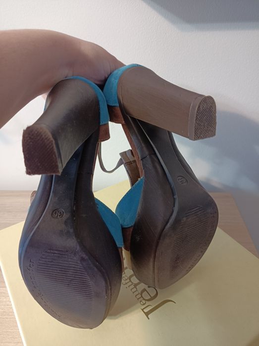 Brązowe sandały na słupku