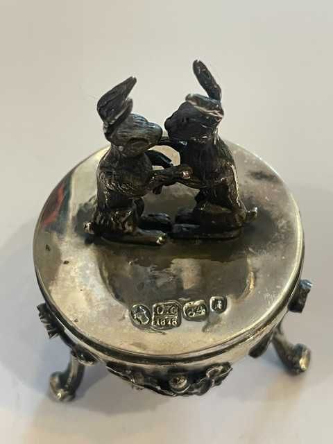 Carskie srebro - jajko myśliwskie z motywem zająca