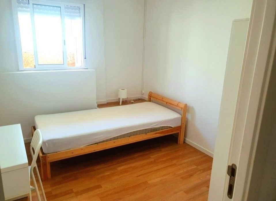 Quarto para arrendar em santa iria da azoia a 10 min de lisboa
