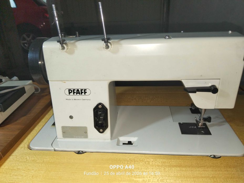 Máquina de costura PFAFF com móvel