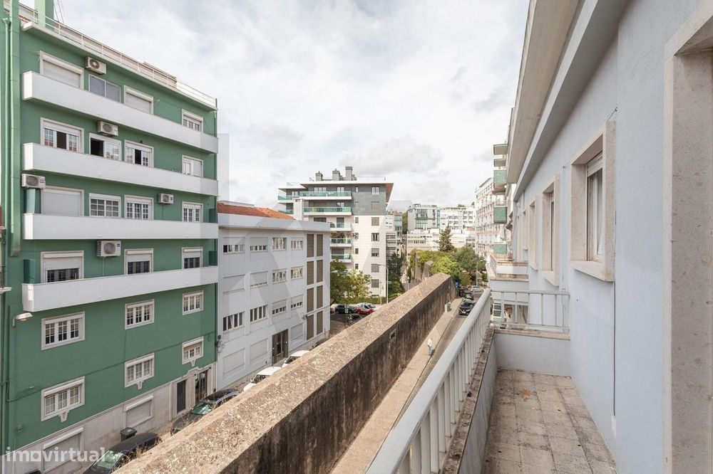 T2 renovado com varanda na Estrela | 2.300€/mês