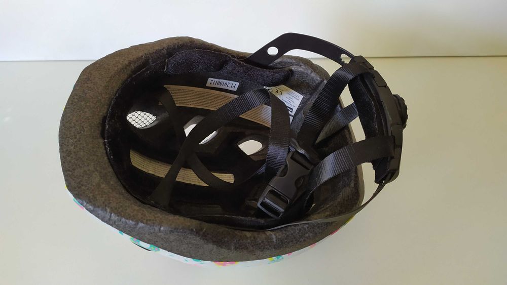 capacete de criança com unicórnio