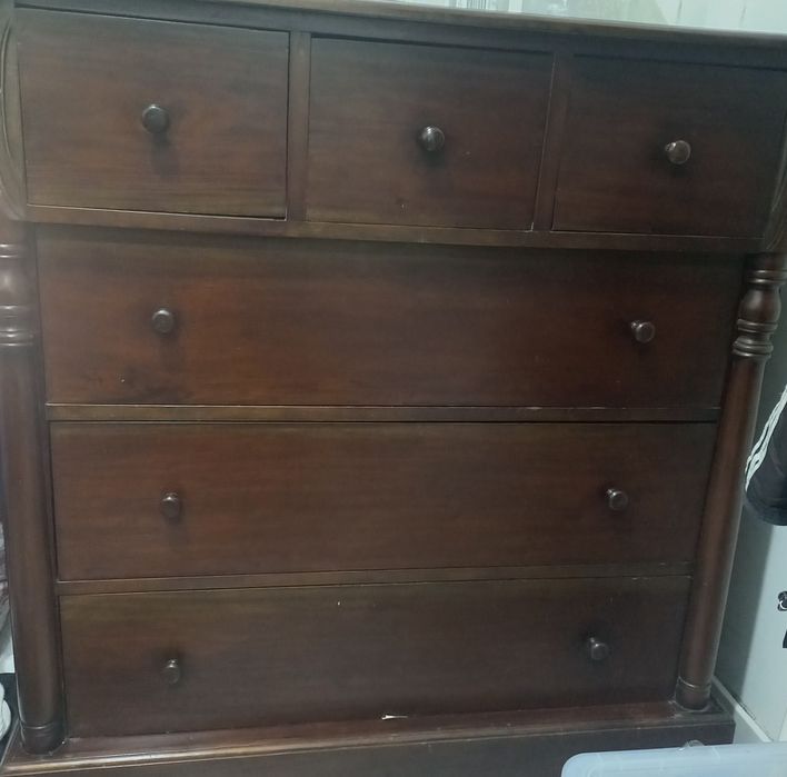 Comoda de madeira escura grande