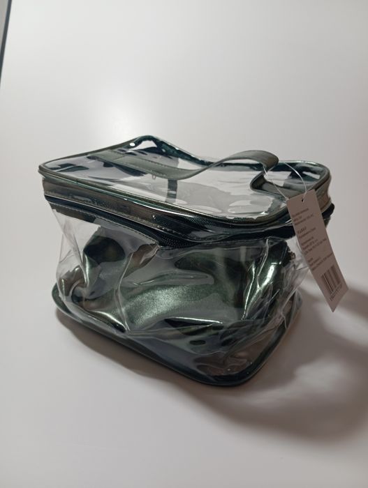 Zestaw trzech nowych nieużywanych kosmetyczek