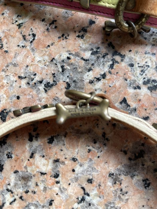 Save the Queen! Coleiras em pele