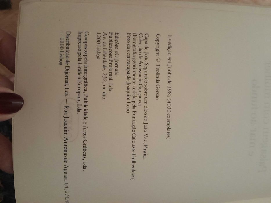 Paisagem com mulher e mar ao fundo