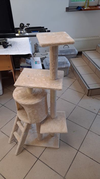 Domek dla kota ze stojakiem i drabinką