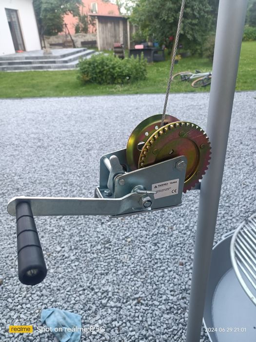 Grill ogrodowy z paleniskiem.