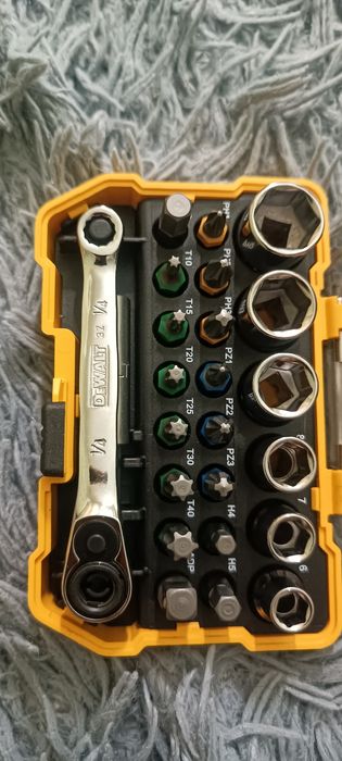 Новый набор бит и головок с трещоткой DeWALT DT71516 оригинал