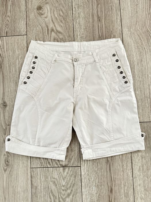 Biale szorty z dżetami