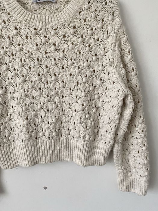 Zara śmietankowy sweter ażurowy kulki pompony