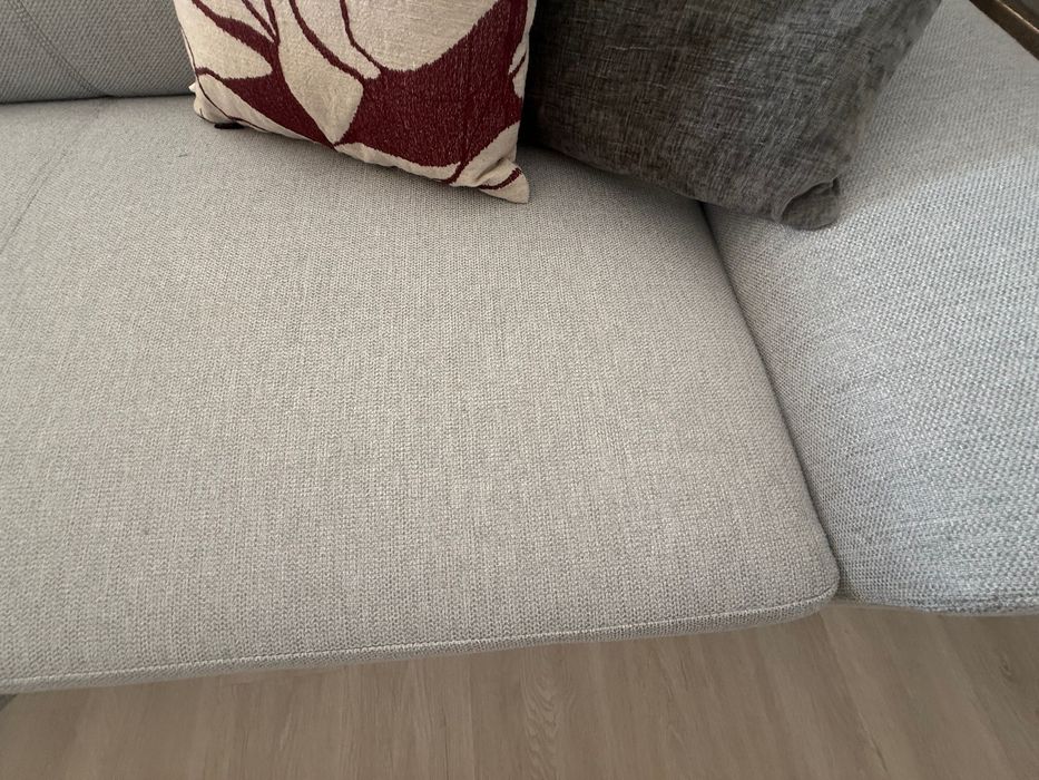 Sofá em tecido semi novo