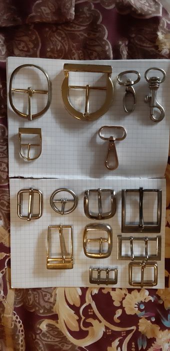 Залишки фурнітури. Люверси, пряжки, карабіни, є багато молній.