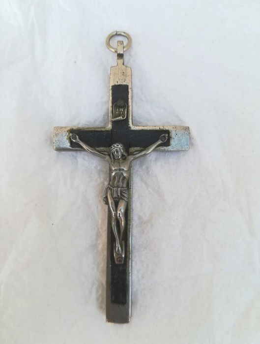Crucifixo Centenário de pendurar ao peito 

Em metal e madeira 

Compr