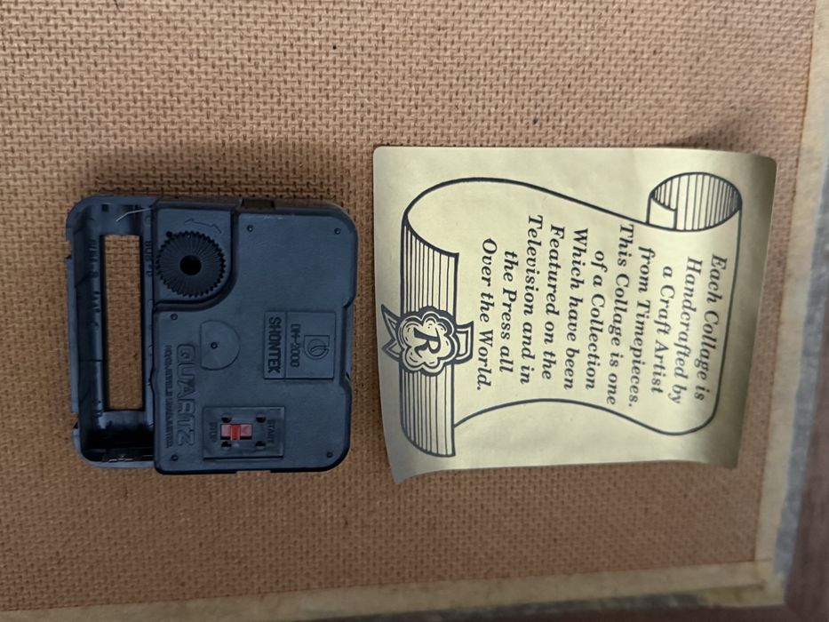 Zegar ścienny z gablotką na klucze