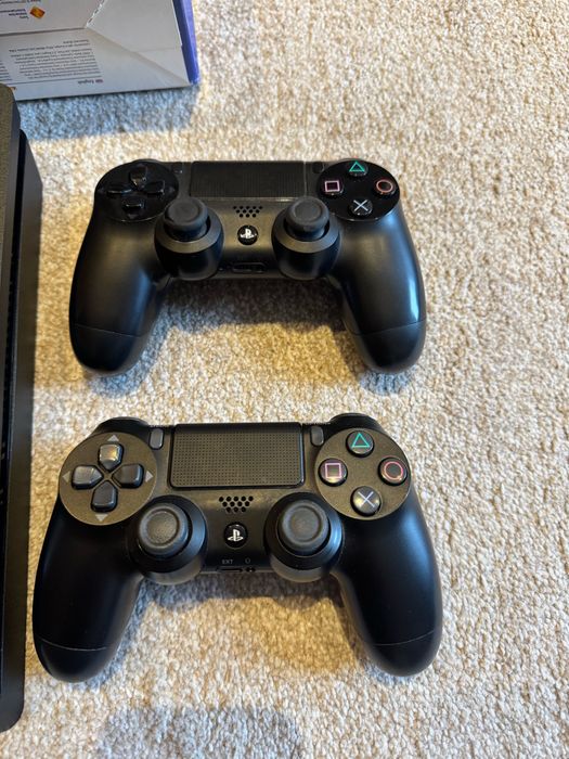 PlayStation 4 Slim 2TB c/ 2 Comandos em Caixa Original