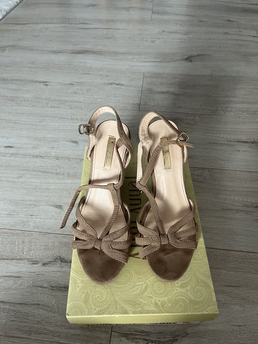 Beżowe sandałki na koturnie