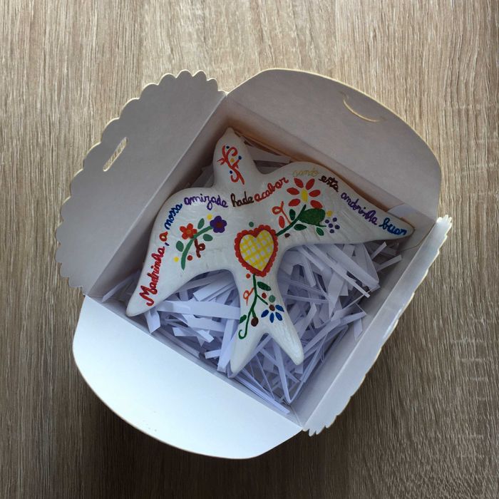 Andorinha pintada à mão