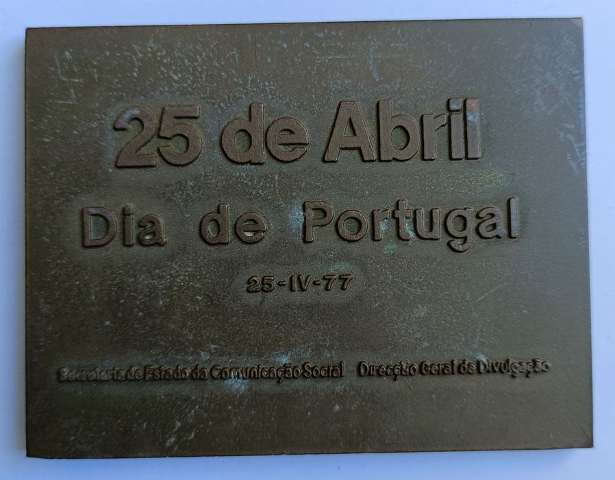 Medalha comemorativa do 25 de Abril, de 1977.
