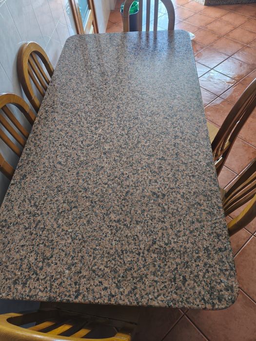 Mesa e cadeiras de cozinha em granito