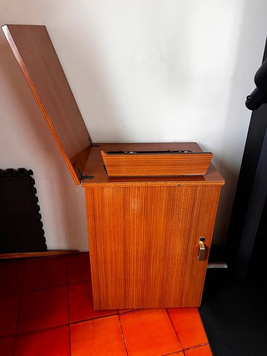 Máquina de Costura Industrial Singer com Móvel em Madeira