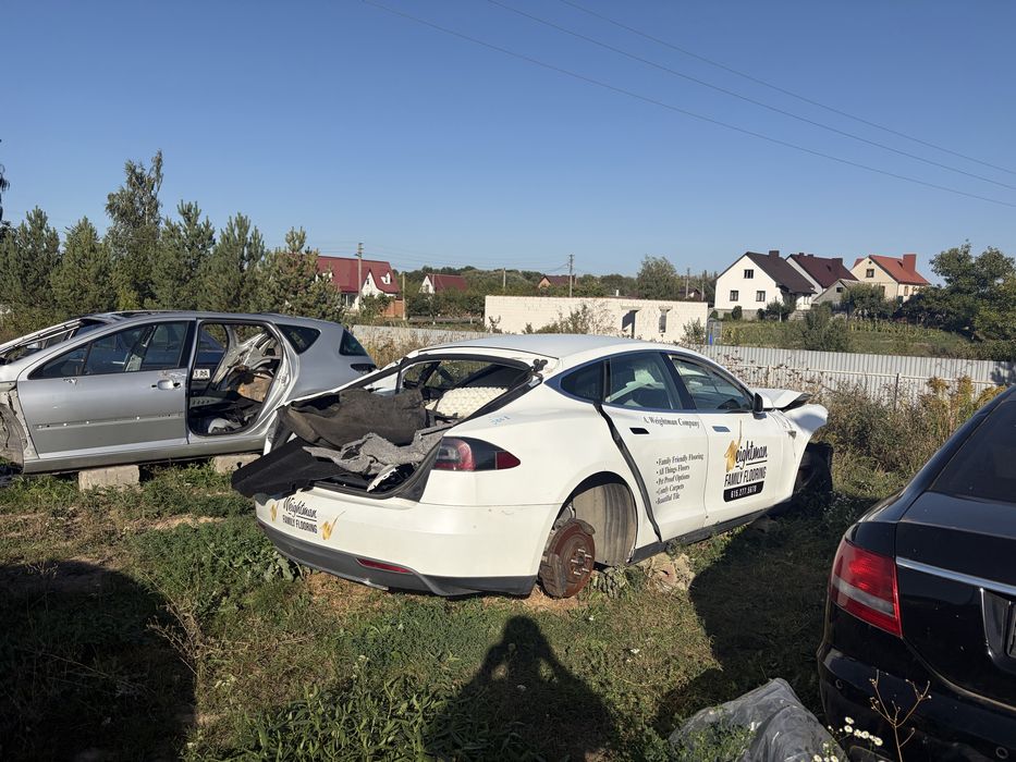 Tesla model s без батереі та двигуна.