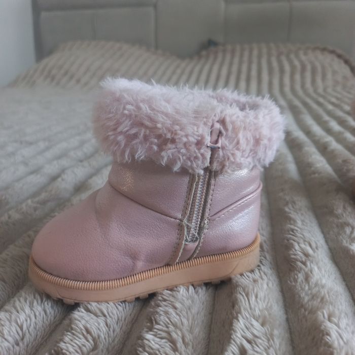 Уги для дівчинки