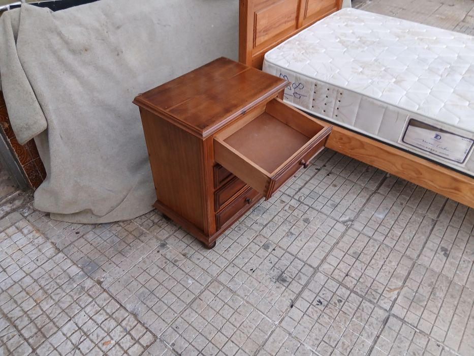 Cama solteiro pinho com mesinha e colchão