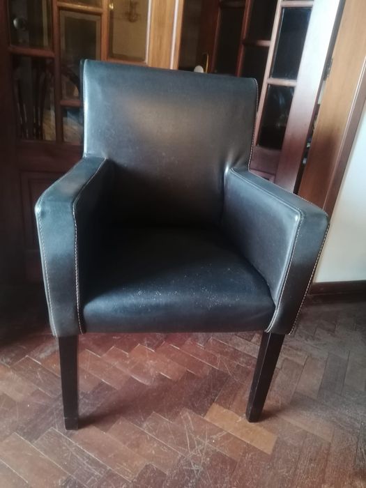 Cadeira de pele.