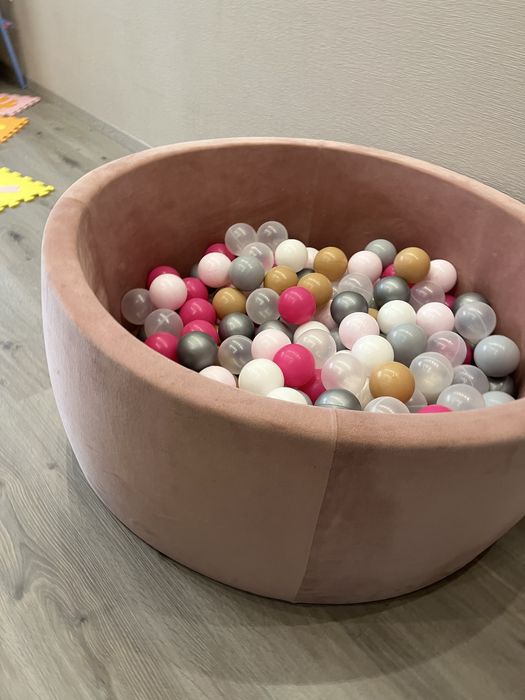 Бассейн з кульками